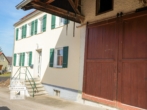 Einfahrt - Charaktervolles Bauernhaus mit Nebenhaus, großer Scheune & Garten – nahe Hahnenkammsee