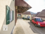 Einfahrt - Charaktervolles Bauernhaus mit Nebenhaus, großer Scheune & Garten – nahe Hahnenkammsee