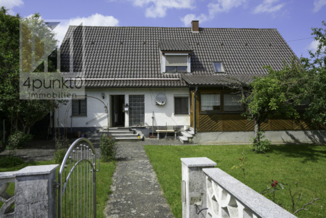 Charmantes Zweifamilienhaus zur Renovierung! Mit Garten & Werkstatt., 86709 Wolferstadt, Zweifamilienhaus