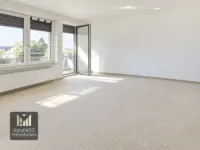 Wohnzimmer mit offenem Balkon