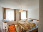 Bild - Gepflegter Altbestand mit Potenzial: 2.379 m² Grundstück, Scheune und Garten.