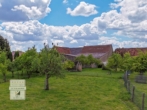 Bild - Gepflegter Altbestand mit Potenzial: 2.379 m² Grundstück, Scheune und Garten.