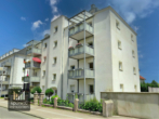 Balkon ist mit rotem Schirm - Gepflegte 3-Zimmer-Wohnung im 2. OG mit Badewanne, Dusche & Balkon