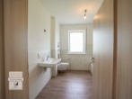 Bad - Moderne EG Wohnung mit Terrasse und Garten in ruhiger Lage – Erstbezug