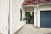 Hauseingang - Moderne EG Wohnung mit Terrasse und Garten in ruhiger Lage – Erstbezug