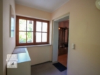 Eingang - RESERVIERT – Helle 4-Zimmer-Wohnung im 1. OG mit 2 Balkonen und Tiefgarage – ruhig und zentral